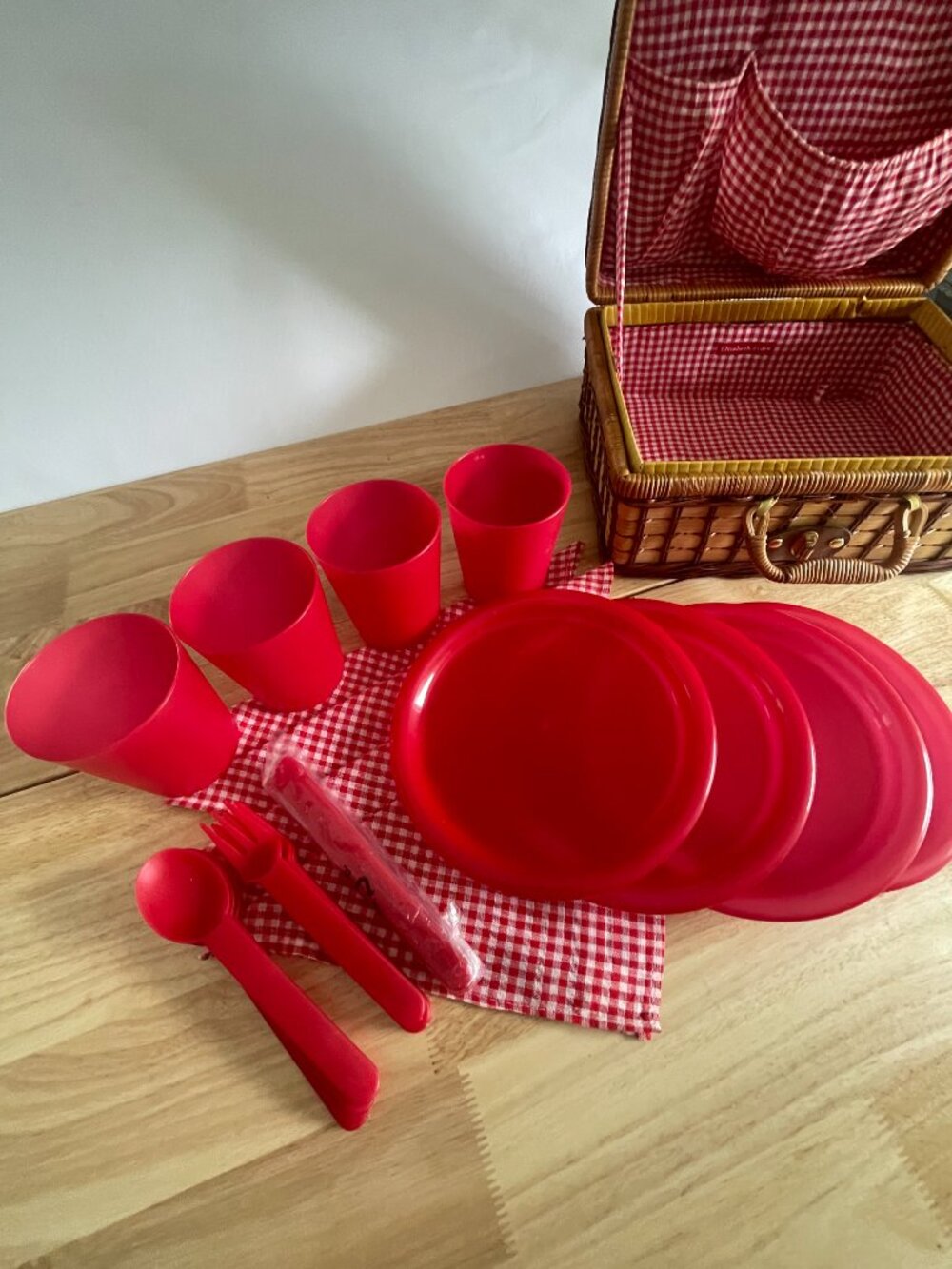 Elizabeth Arden Vintage Picnic Basket Set Wicker Red Gingham 4 Person - Picture 3 of 10